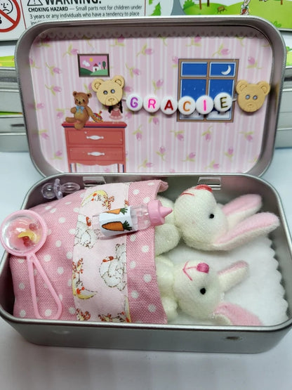 🐰 Mini Peluche de Conejito en Lata – Regalo Divertido y Encantador para Pascua 🎁✨