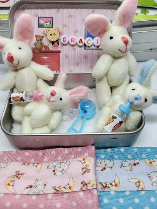 🐰 Mini Peluche de Conejito en Lata – Regalo Divertido y Encantador para Pascua 🎁✨