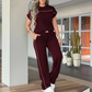 Conjunto de mujer compuesto por una camiseta informal de manga corta y unos pantalones de pierna anch