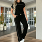 Conjunto de mujer compuesto por una camiseta informal de manga corta y unos pantalones de pierna anch