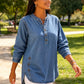 Camisa holgada de vaquero con cuello en V para mujer