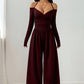 Mono elegante de mujer con cuello halter y escote en V profundo