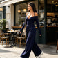 Mono elegante de mujer con cuello halter y escote en V profundo