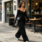 Mono elegante de mujer con cuello halter y escote en V profundo