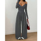 Mono elegante de mujer con cuello halter y escote en V profundo