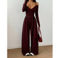 Mono elegante de mujer con cuello halter y escote en V profundo