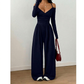 Mono elegante de mujer con cuello halter y escote en V profundo