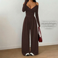 Mono elegante de mujer con cuello halter y escote en V profundo