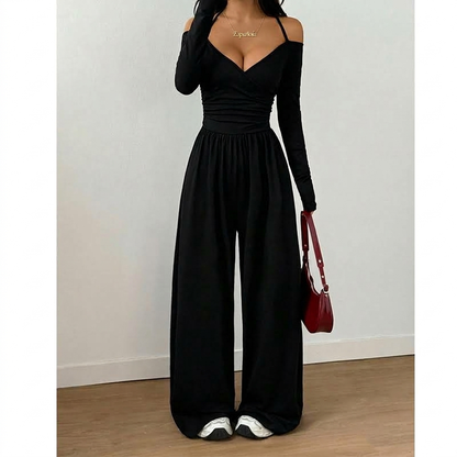 Mono elegante de mujer con cuello halter y escote en V profundo